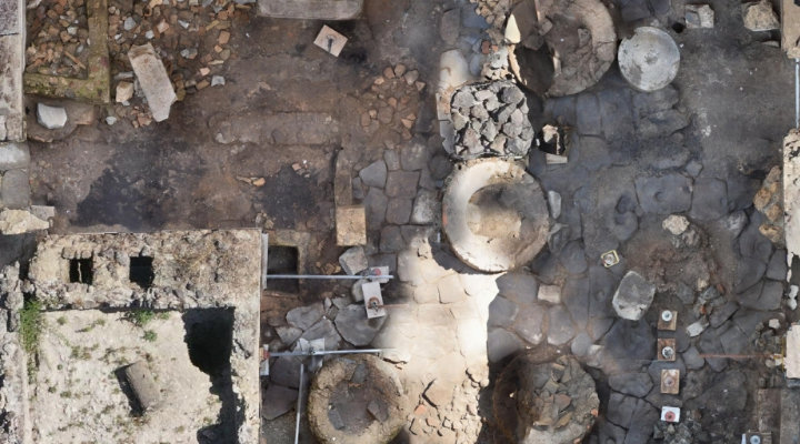 Immagine vista dall'alto del panificio Regio IX, insula 10 di Pompei