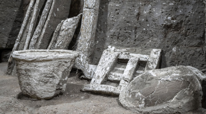 Pompei, calchi di mobili e altri oggetti rinvenuti a Civita Giuliana